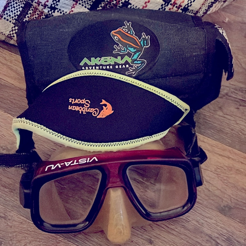Scoop of glasses with strap and holding pouch
